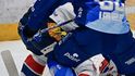Brněnský Radim Ferda v šanci proti pardubickému brankáři Romanu Willovi
