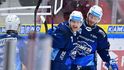 Hokejisté Komety Brno se radují z gólu v utkání proti Pardubicím