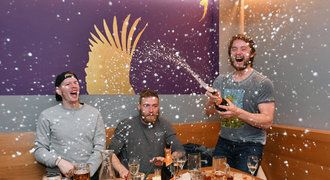 Mistrovská večeře Komety: pivo, řízky i šampaňské. Erat kropil spoluhráče