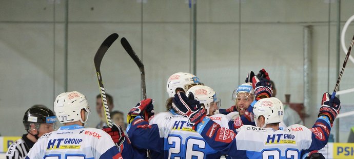Hokejisté Komety se radují z vítězné trefy utkání proti Plzni, kterou vstřelil Lukáš Nahodil