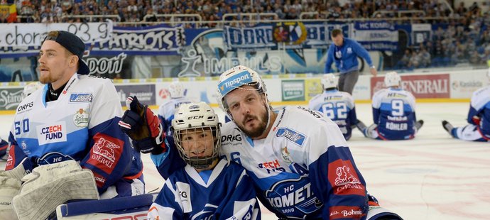 Martin Zaťovič se při závěrečné děkovačce s fanoušky fotil i s mladým hráčem Komety