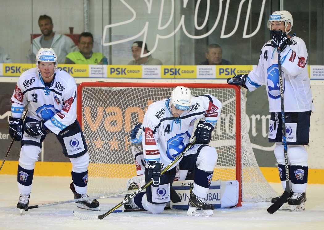 Plzeňští hokejisté smutní po inkasovaném gólu na ledě Komety Brno v 59. minutě