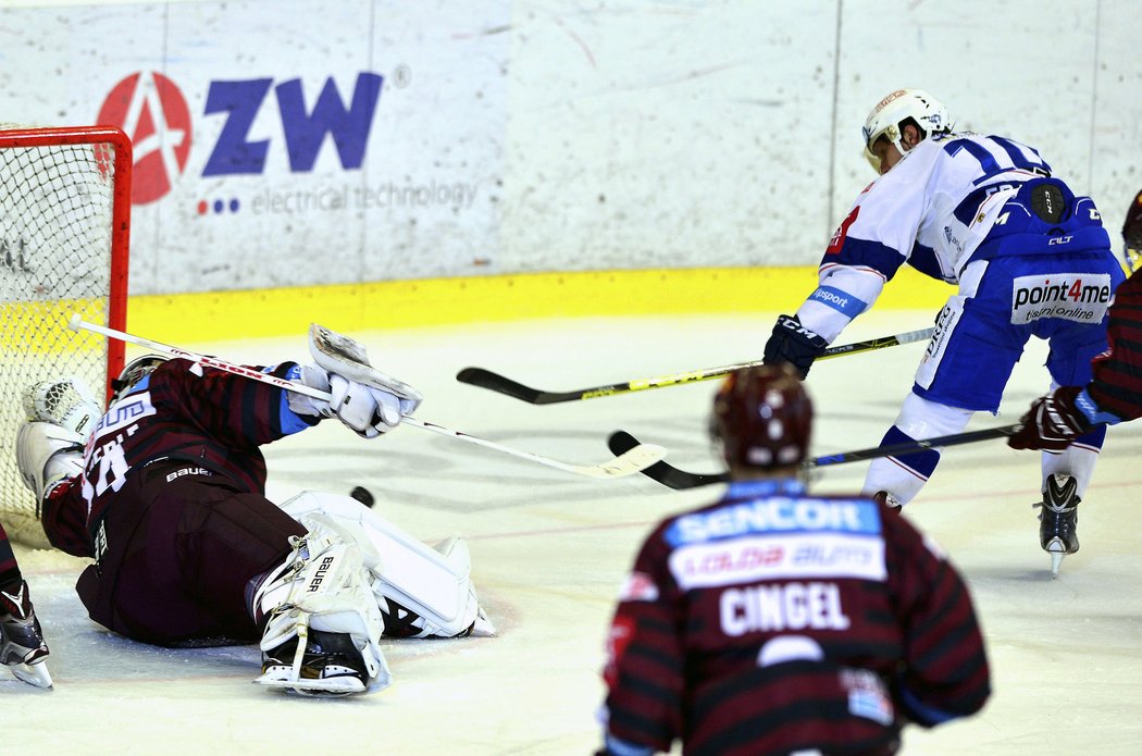 Martin Erat ujel až před Tomáše Pöpperleho, ale na brankáře Sparty nevyzrál