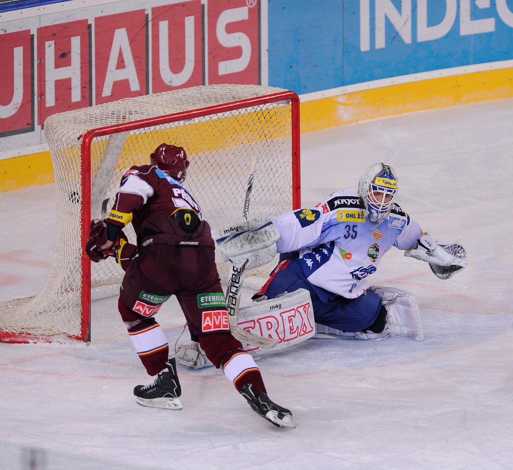 Daniel Přibyl překonal brněnského brankáře Jiřího Trvaje a dává gól na 3:2