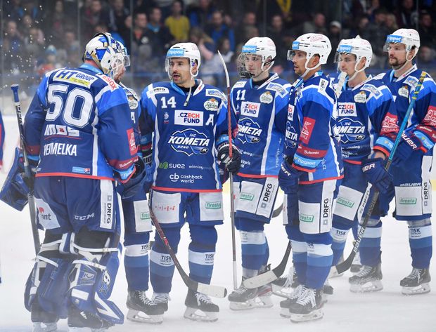 Tomáš Plekanec, Stanislav Svozil a další se radují s brankářem Karlem Vejmelkou Tomáš Plekanec, Stanislav Svozil a další se radují s brankářem Karlem Vejmelkou