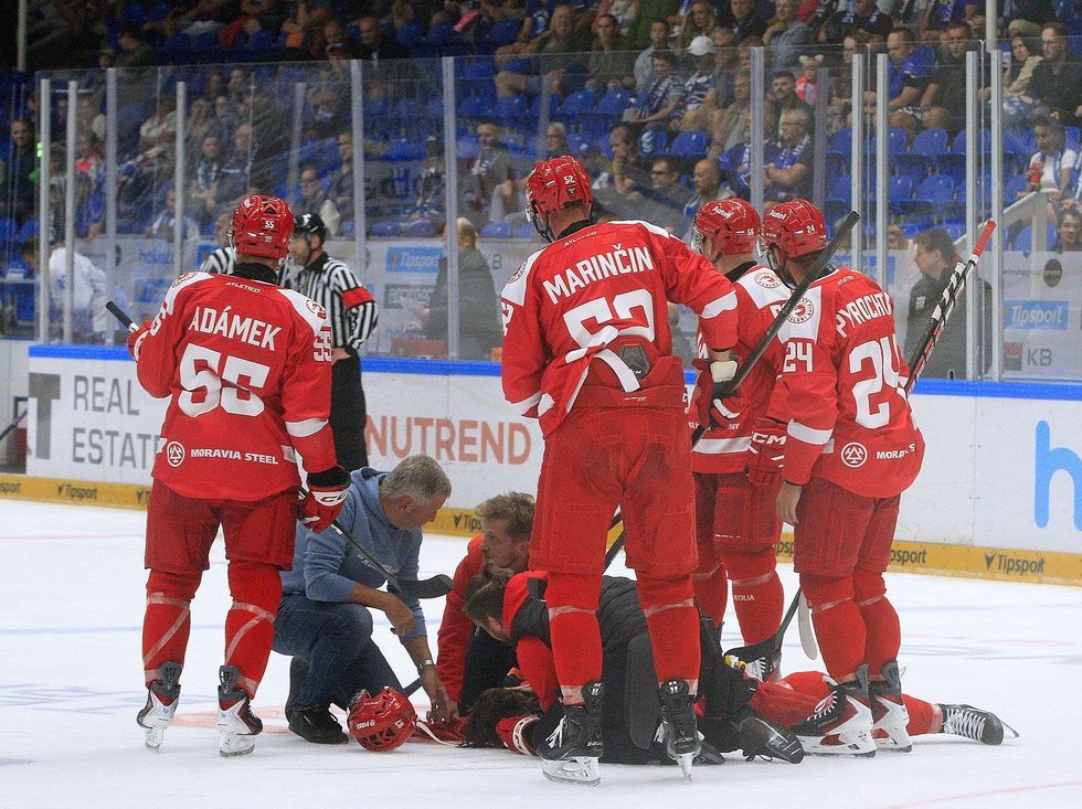 Kovařčík v bezvědomí! Třinec odpískal přípravný zápas na Kometě. Hrozily bitky Kovařčík v bezvědomí! Třinec odpískal přípravný zápas na Kometě. Hrozily bitky