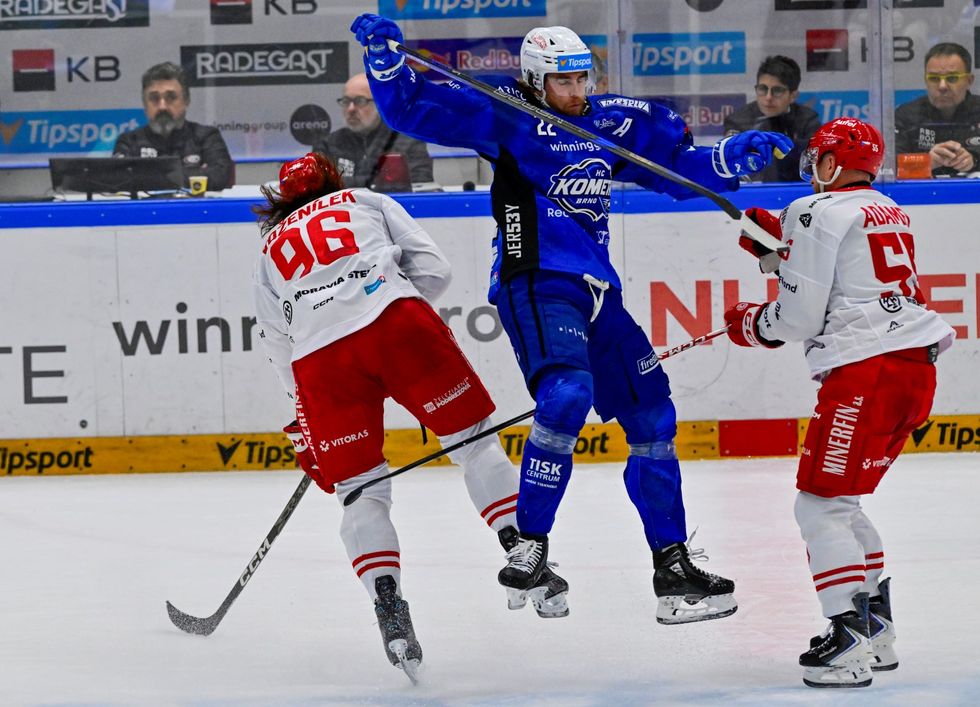 ONLINE: Kometa - Třinec 3:2. Na neuznaný gól Ocelářů reaguje Růžička, jeho trefa platí ONLINE: Kometa - Třinec 3:2. Na neuznaný gól Ocelářů reaguje Růžička, jeho trefa platí