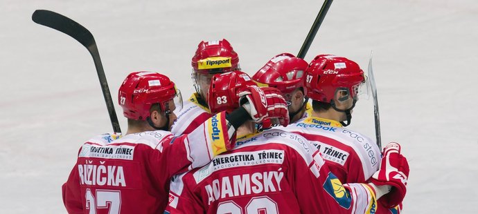 Hokejisté Třince se radují z otočení zápasu proti brněnské Kometě