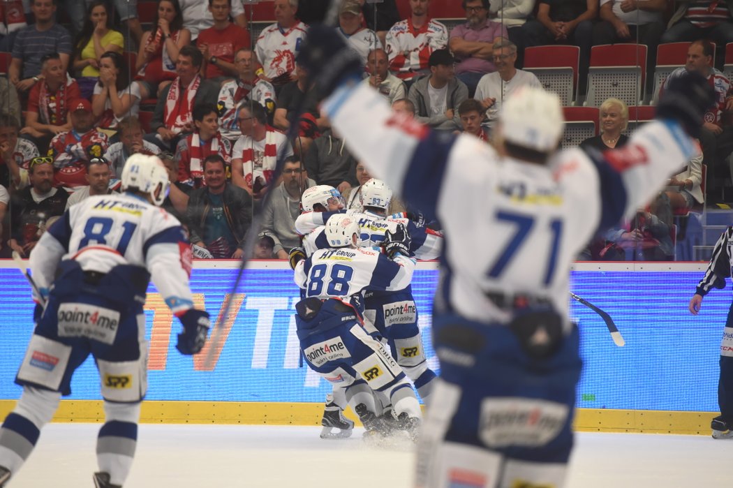 Suverén vyřazovacích bojů posledních dvou let vedl už v 17. minutě 3:0, dvanáctou výhru ze čtrnácti duelů letošního play off si zkušeně pohlídal a znovu získal Masarykův pohár.