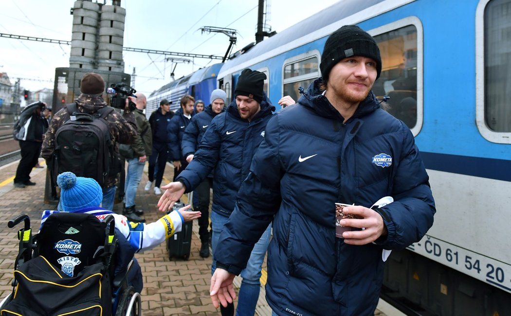 Lídr brněnské Komety Martin Erat se zdraví s mladým fanouškem po příjezdu do Prahy