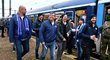 Zástupci brněnské Komety vystupují ze svého vlakového expresu