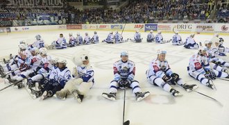 VIDEO: Třinec poprvé v sezoně prohrál, Kometa smetla Spartu