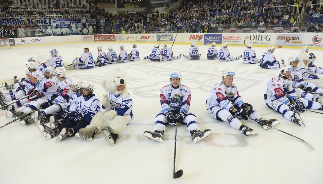 Děkovačka Komety Brno po vítězství nad Spartou