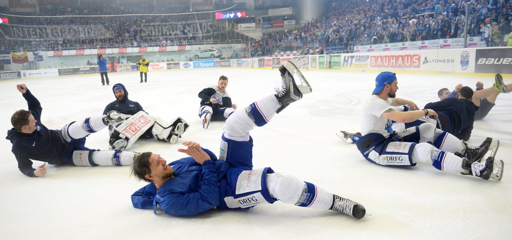 Brněnští hokejisté si oslavu s fanoušky náležitě užili