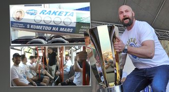 Kometa slavila titul: příjezd tramvají, pivní raketa i plné náměstí v Brně