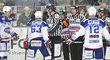 Hokejisté Komety Tomáš Plekanec (vlevo), Ondřej Němec (63) a kapitán Leoš Čermák se durdí na rozhodčí v zápase s Hradcem