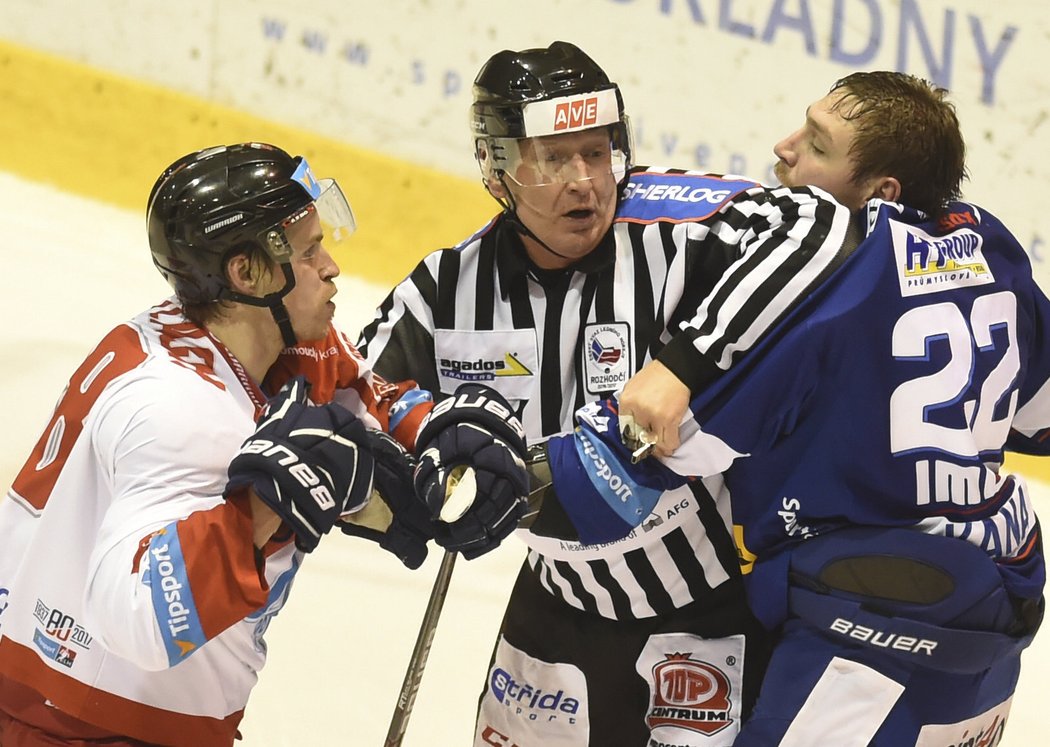 Roman Vlach z Olomouce v potyčce s Janem Káňou z Brna