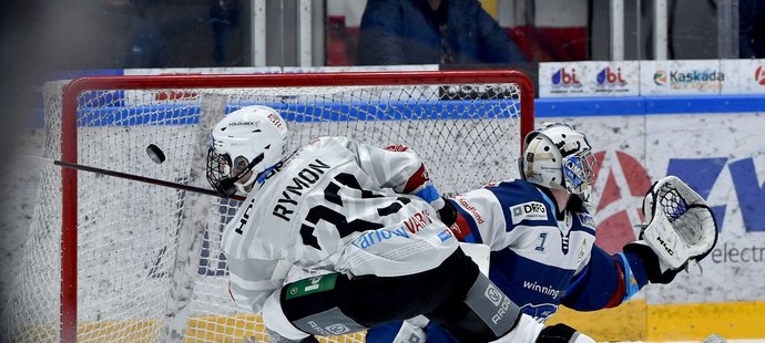  Junior Dominik Rymon z Karlových Varů dává rozhodující gól v nájezdu. Vpravo brankář Brna Marek Čiliak