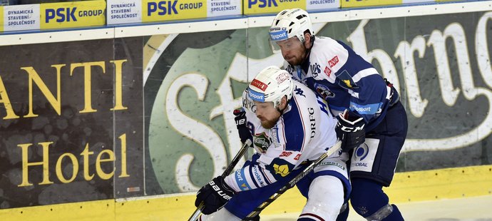 Jakub Koreis si brání kotouč před plzeňským Kubkou