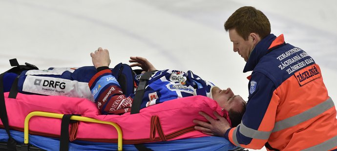 Zraněný Lukáš Kucsera z Brna opustil led v nezáviděníhodné pozici