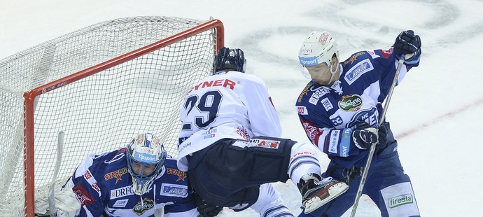 Ondřej Němec a Marek Čiliak hlídají bránu před dotírajícím Lukášem Krenželokem