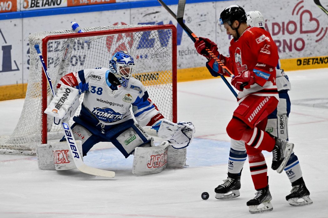 Zleva brankář Brna Dominik Furch, Lukáš Nahodil z Olomouce a Marek Hrbas z Brna