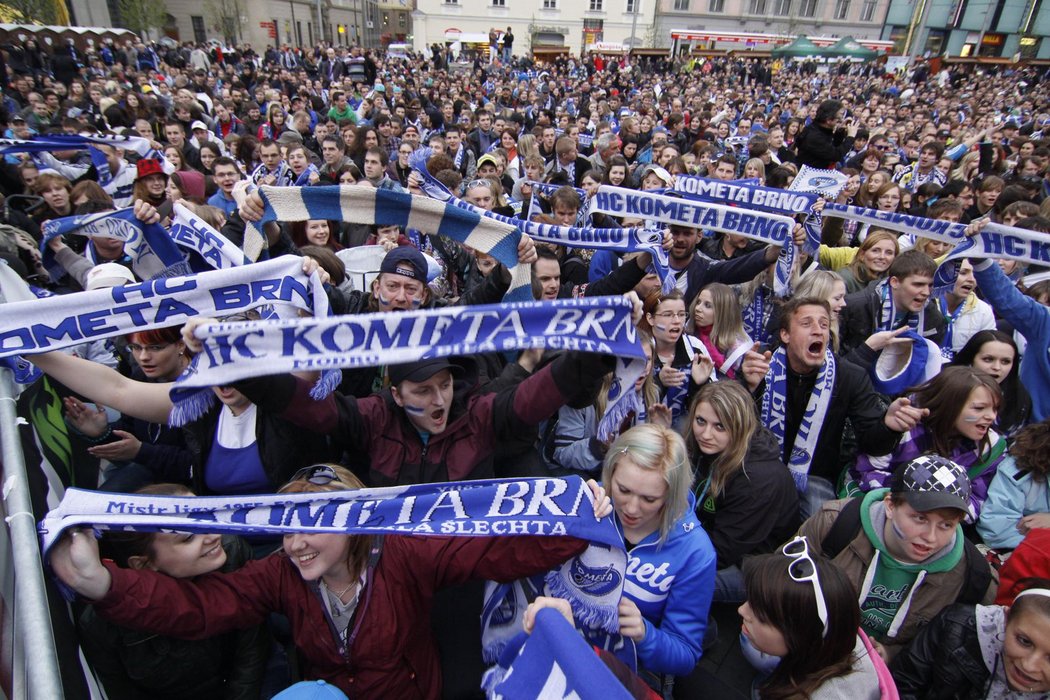 Fanoušci Komety sledovali utkání i na velkoplošné obrazovce na náměstí Svobody v Brně.