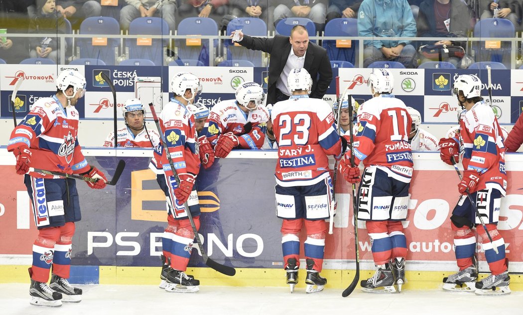 Pardubický kouč Richard Král dává pokyny svým hráčům, kteří s Kometou rychle prohrávali 0:2