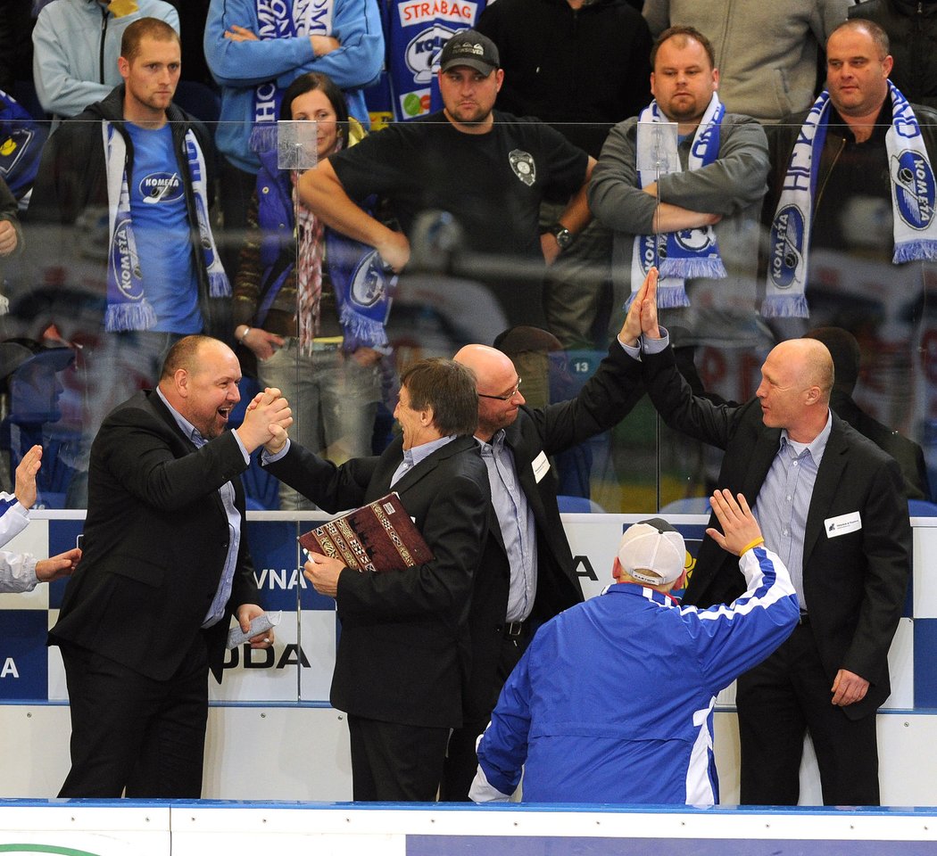 Rozradostnělá pardubická střídačka, naštvaní fanoušci Komety