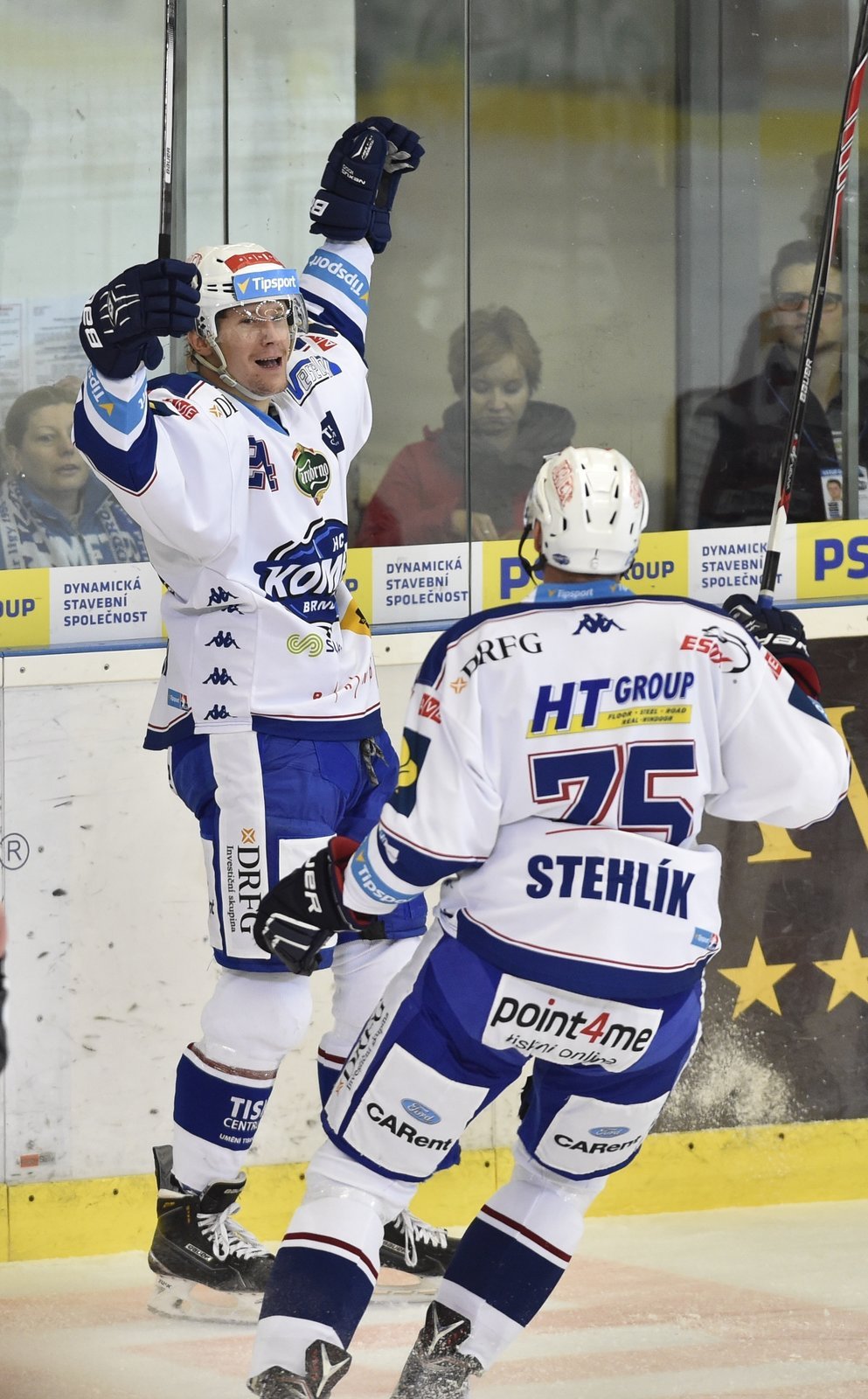 Vilém Burian z Komety slaví svůj gól do sítě Pardubic, přijíždí gratulant Richard Stehlík