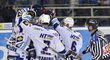 Hokejisté Komety se radují z gólu v zápase proti Pardubicím
