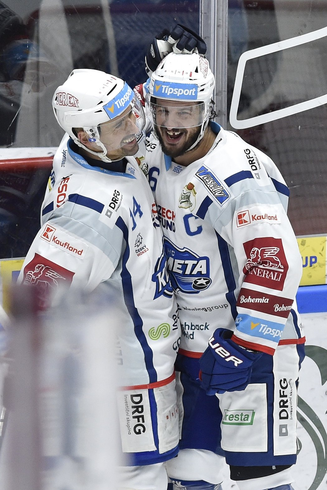 Hráči Komety Tomáš Plekanec a Martin Zaťovič se radují z gólu.