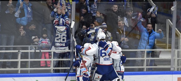 Hokejisté Komety Brno se radují z gólu do sítě plzeňského soupeře.