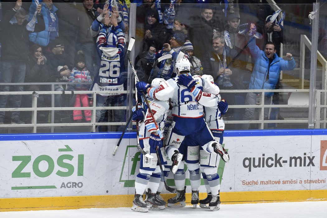 Hokejisté Komety Brno se radují z gólu do sítě plzeňského soupeře.