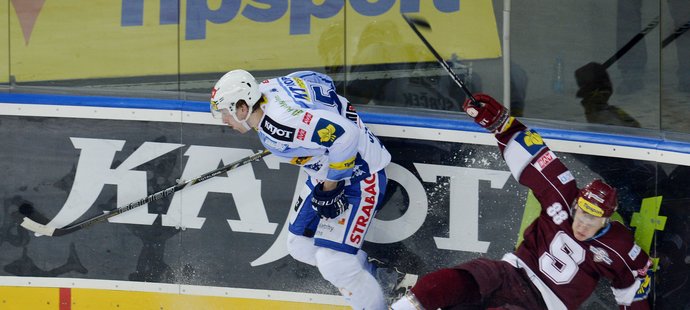Miroslav Forman padá na led po střetu s Janem Švrčkem.