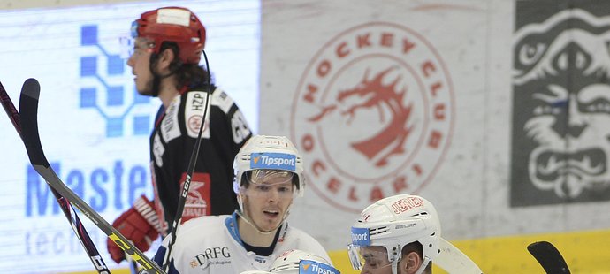 Hokejisté Komety Brno se radují z prvního gólu Jana Hrušky.
