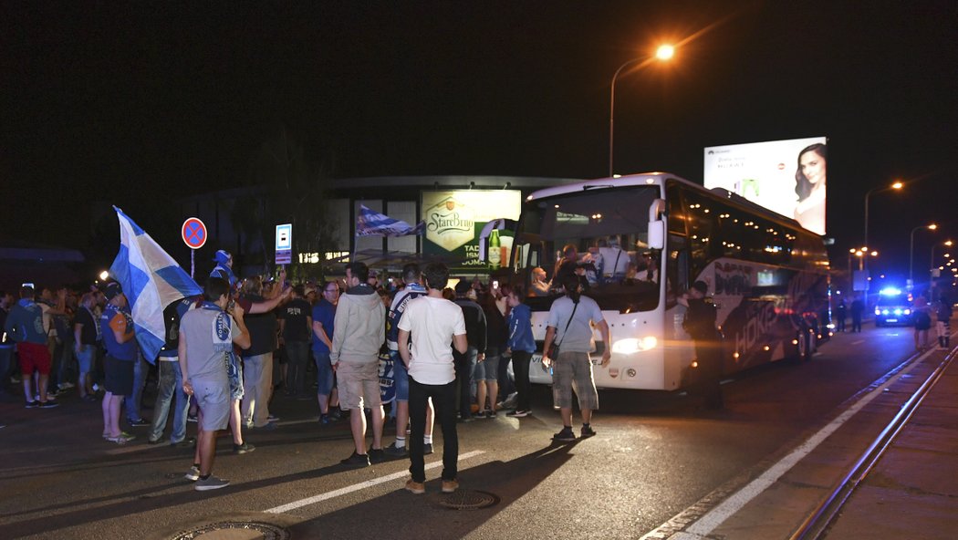 Klubový autobus Komety právě přivezl hokejové mistry republiky.