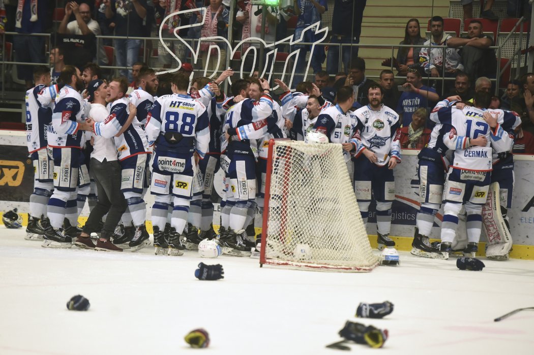 Hokejisté Komety Brno obhájili titul v extralize a slaví rekordní 13. triumf v historii.