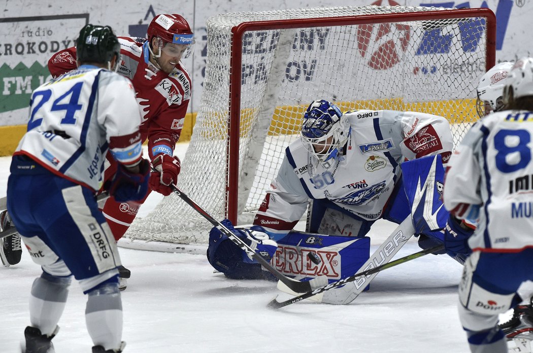 Karel Vejmelka z Komety zasahuje před Ondřejem Kovařčíkem z Třince