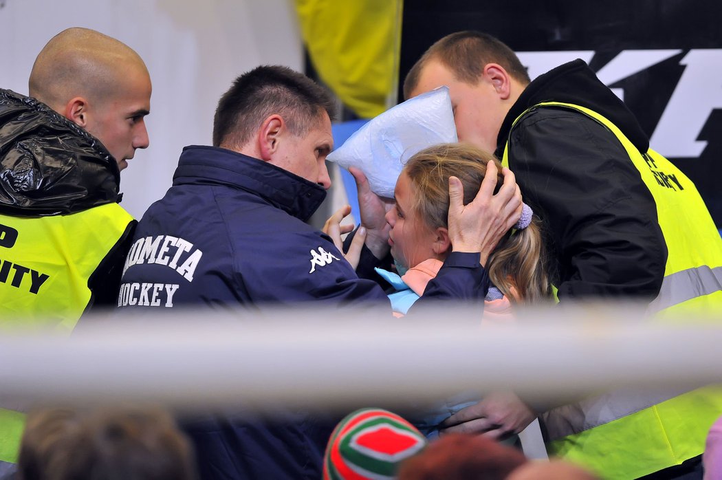Nepříjemné zranění utrpěla divačka na utkání Kometa - Zlín.