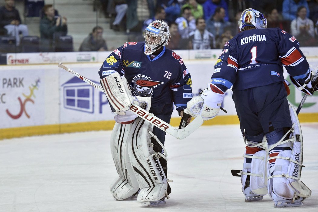 Brankář Chomutova Jakub Čech opouští po třetím gólu branku. Vystřídal ho Miroslav Kopřiva (vpravo)