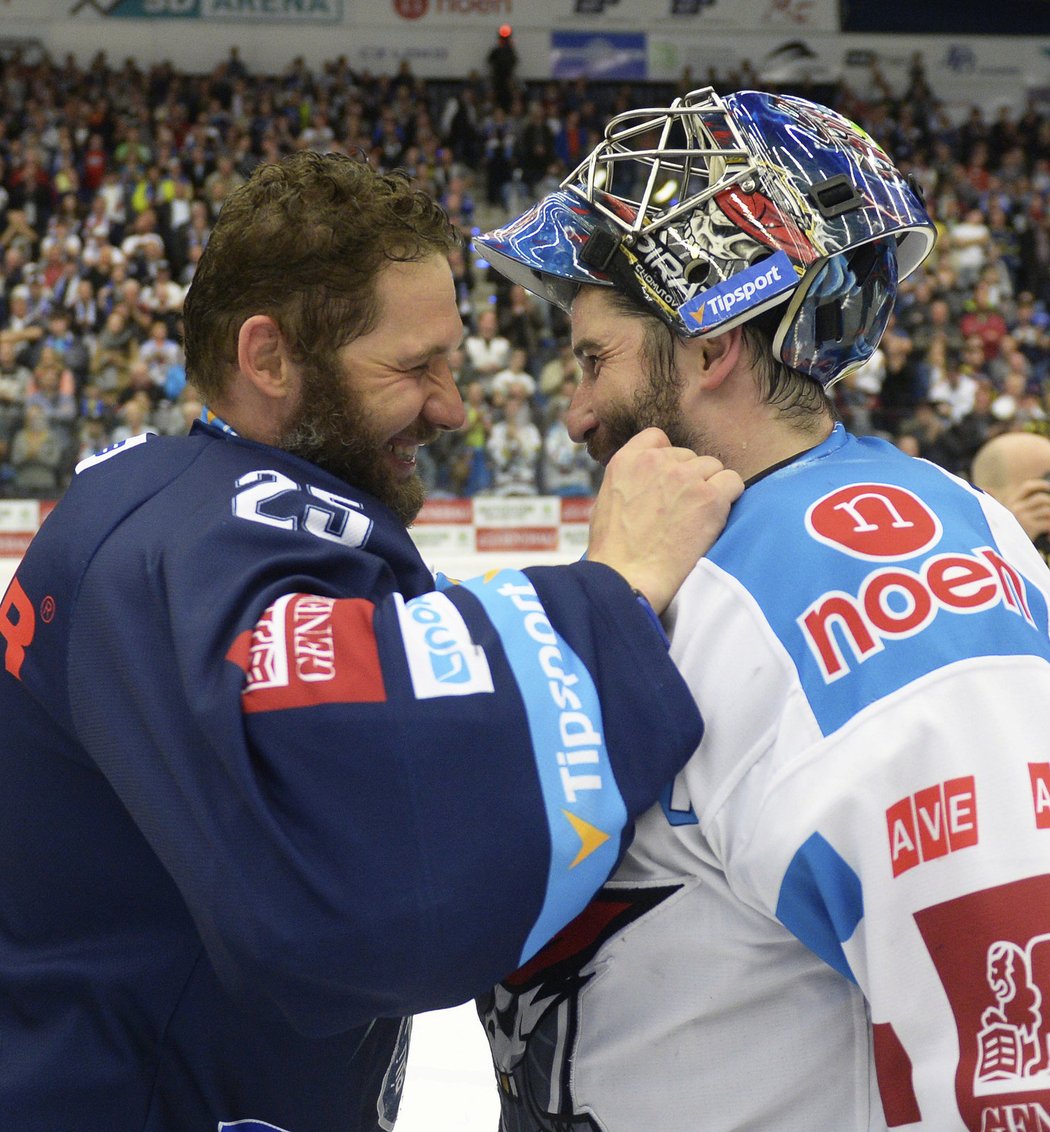 Brankáři v dobrém rozmaru. Ján Laco blahopřeje Jánu Lašákovi k postupu do finále