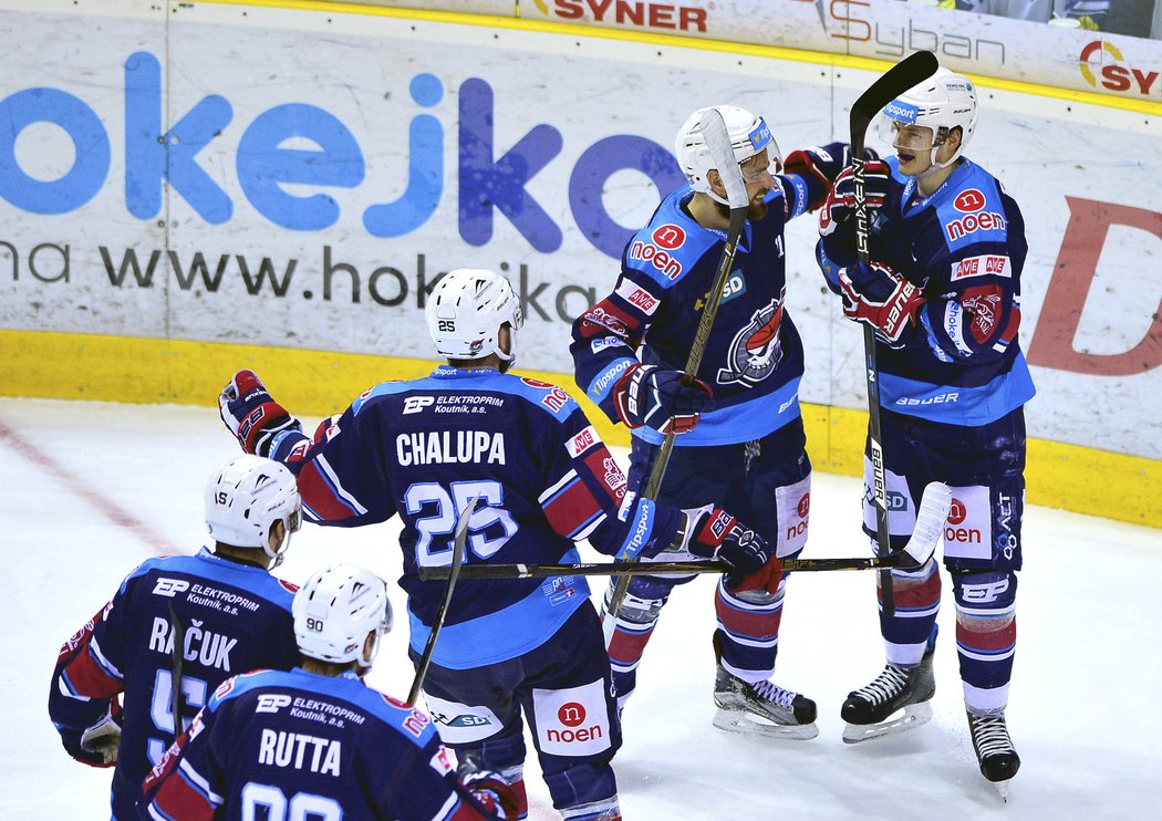 Hokejisté Chomutova oslavují gól do sítě Liberce