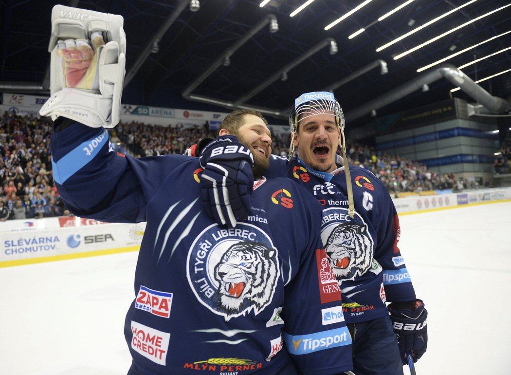 Úřadující mistři vyhráli v šestém duelu semifinále play off na ledě Chomutova 4:0