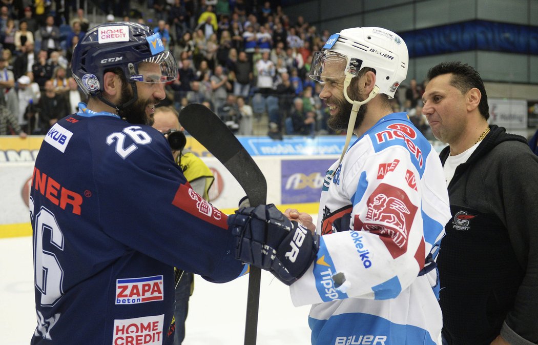 Kapitán Pirátů Michal Vondrka gratuluje soupeři k postupu