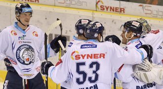 VIDEO: Třinec padl, do čela jde Liberec. Chomutov smetl Brno, Plzeň válí