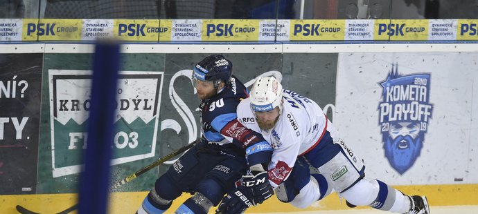 Tyler Redenbach z Liberce a Martin Dočekal z Komety v souboji o puk.