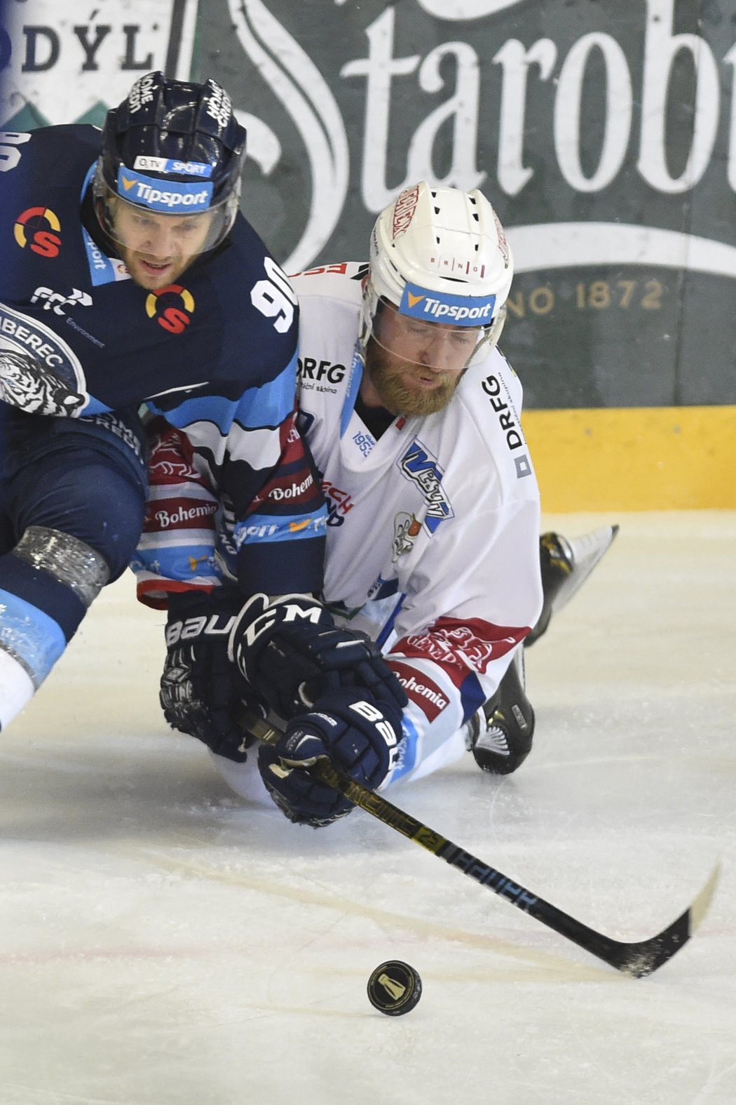 Tyler Redenbach z Liberce a Martin Dočekal z Komety v souboji o puk.