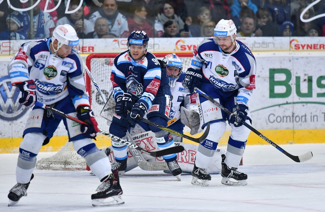 Tyler Redenbach cloní před brankou Marka Čiliaka