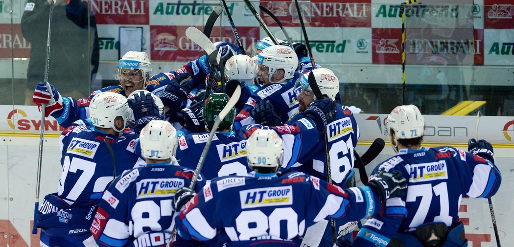 Hokejisté brněnské Komety oslavují výhru ve druhém finálovém utkání nad Libercem